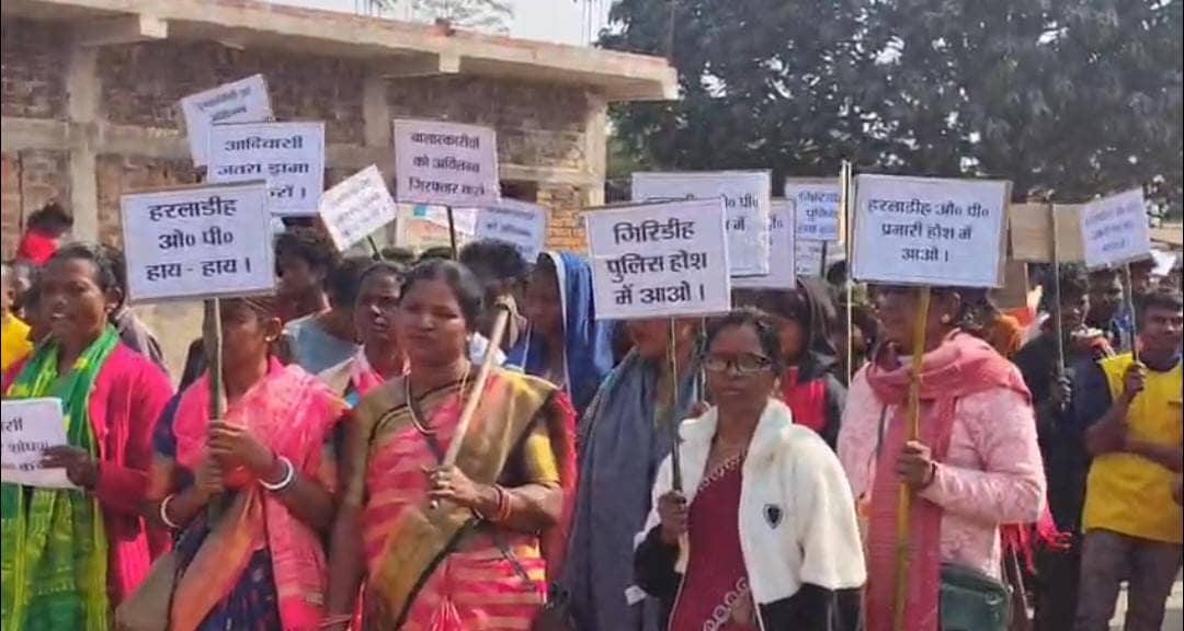 दो किशोरीयों से दुष्कर्म की घटना से आक्रोषित ग्रामीणों ने गिरिडीह के हरलाडीह में निकाला आक्रोश मार्च