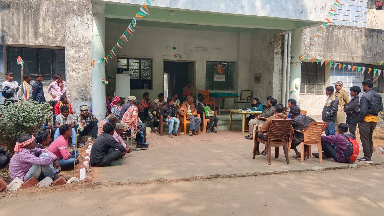 बड़ी खबर: चाईबासा में एक ही परिवार के 18 लोगों ने किया धर्म परिवर्तन, गांव वालों ने बंद किया हुक्का-पानी, थाना पहुंचा मामला