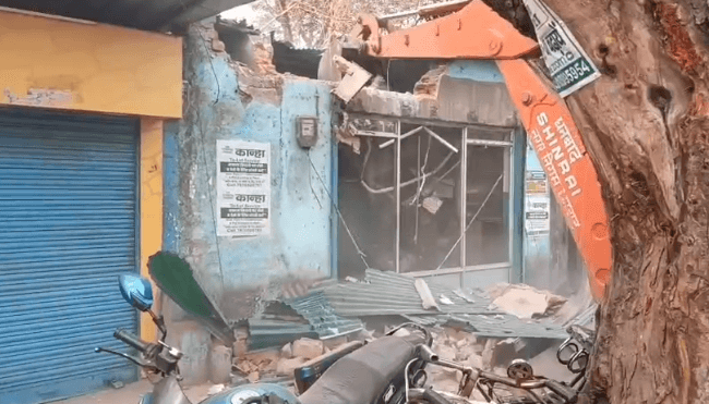 धनबाद : 6 फीट रास्ता देने का काम शुरू, कोर्ट परिसर के समीप अधिवक्ताओं की हड़ताल अब भी जारी