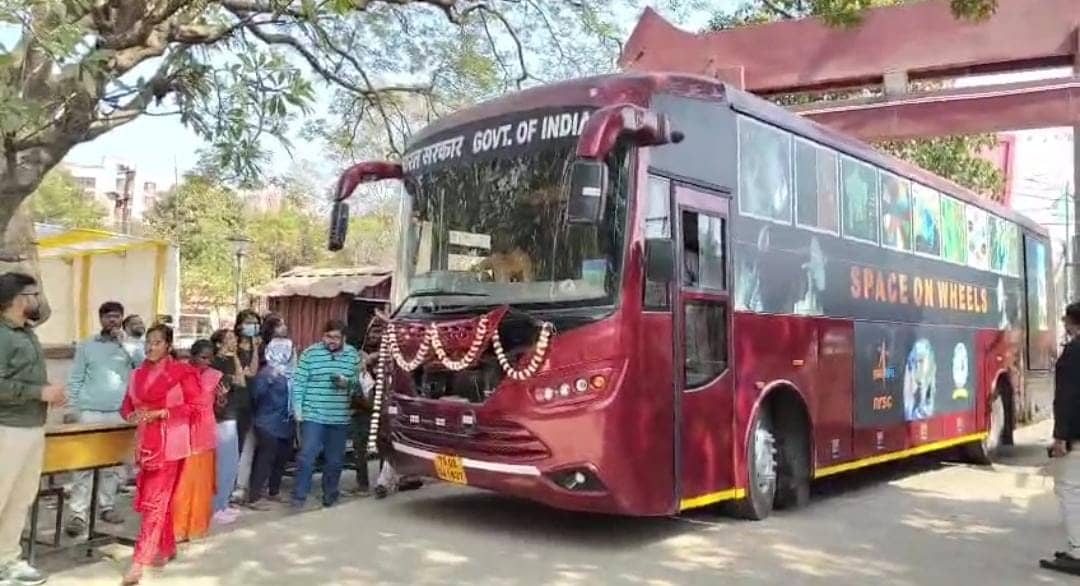 IIT-ISM धनबाद पहुंची इसरो की ‘स्पेस ऑन व्हील्स’, छात्रों ने की अंतरिक्ष विज्ञान की रोमांचक यात्रा