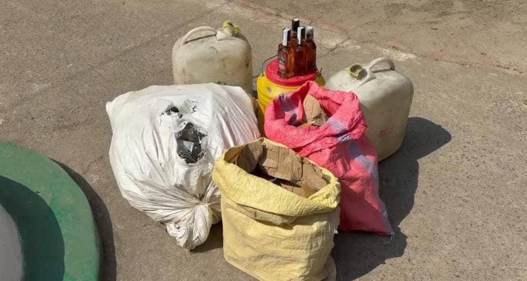 धनबाद के पलानी में उत्पाद विभाग की बड़ी छापेमारी, नकली अंग्रेजी शराब के साथ एक गिरफ्तार