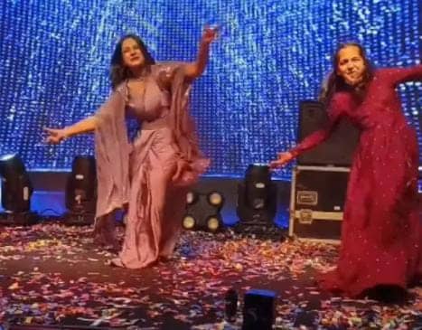 डांस स्टेज पर मां बेटी की इस जोड़ी ने लगाई आग, वायरल वीडियो देख लोग हार बैठे दिल, देखिए- VIDEO