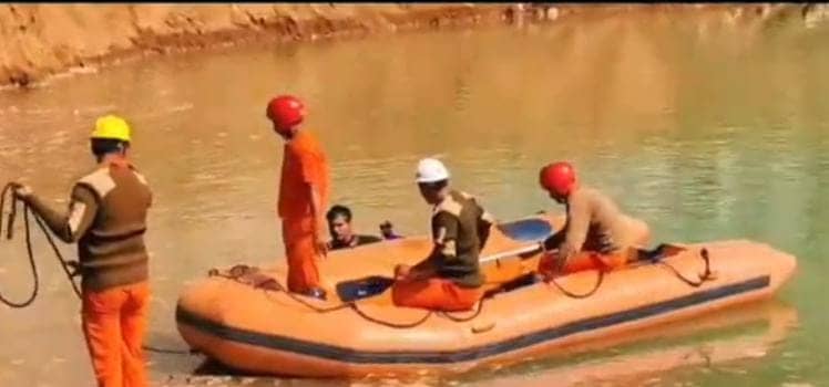 बक्सर:मलबे में दबा पोकलेन मशीन,ऑपरेटर गहरी खाई में गिरा, 72 घंटे से रेस्क्यू जारी