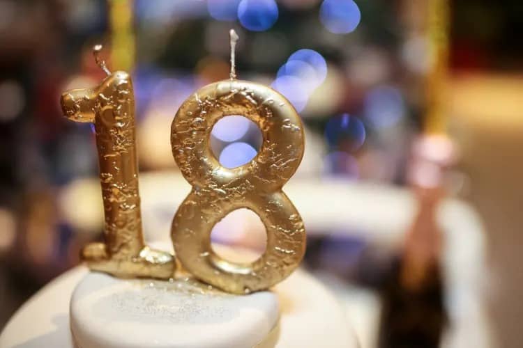 18वां बर्थडे नहीं हुआ धूमधाम से सेलिब्रेट, तो नाराज़गी में घर छोड़कर निकली 18 वर्षीय युवती, फिर हुआ कुछ ऐसा....