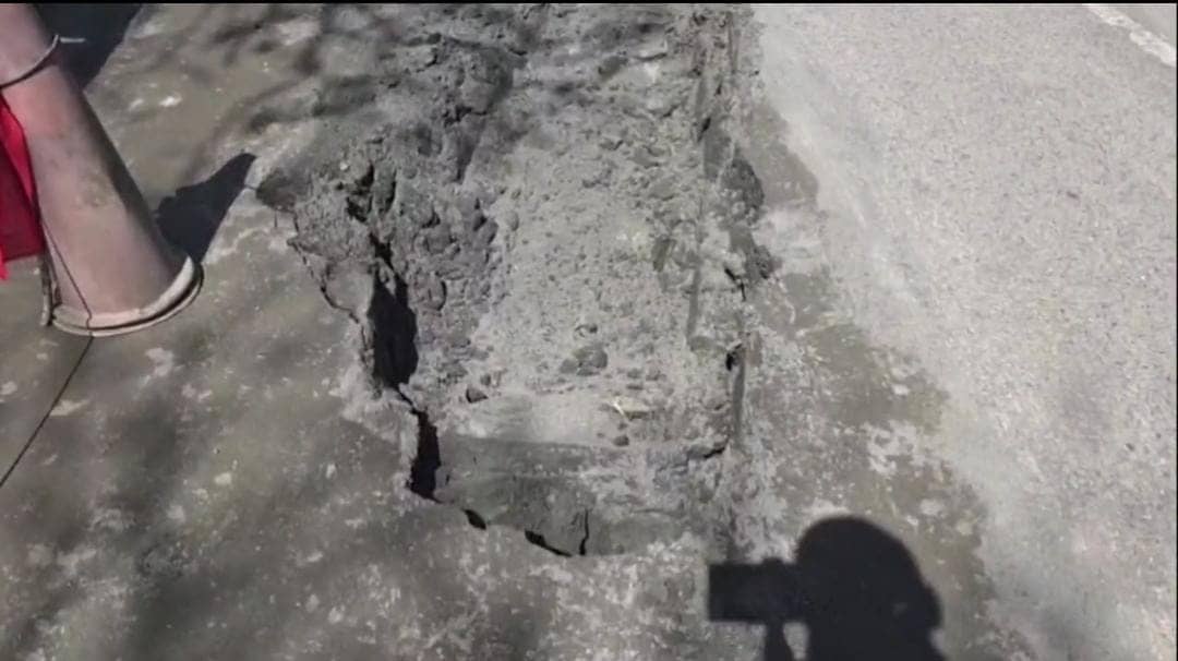 डोरंडा में सड़क धंसते ही मचा हड़कंप, यात्रियों से भरी सिटी राइड बस फंसी, देखें वीडियो