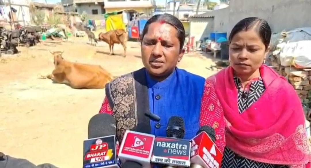 बार-बार हाथ जोड़ती रही रही गर्भवती महिला, लेकिन पीटती रही धनबाद पुलिस, पढ़े पूरा मामला