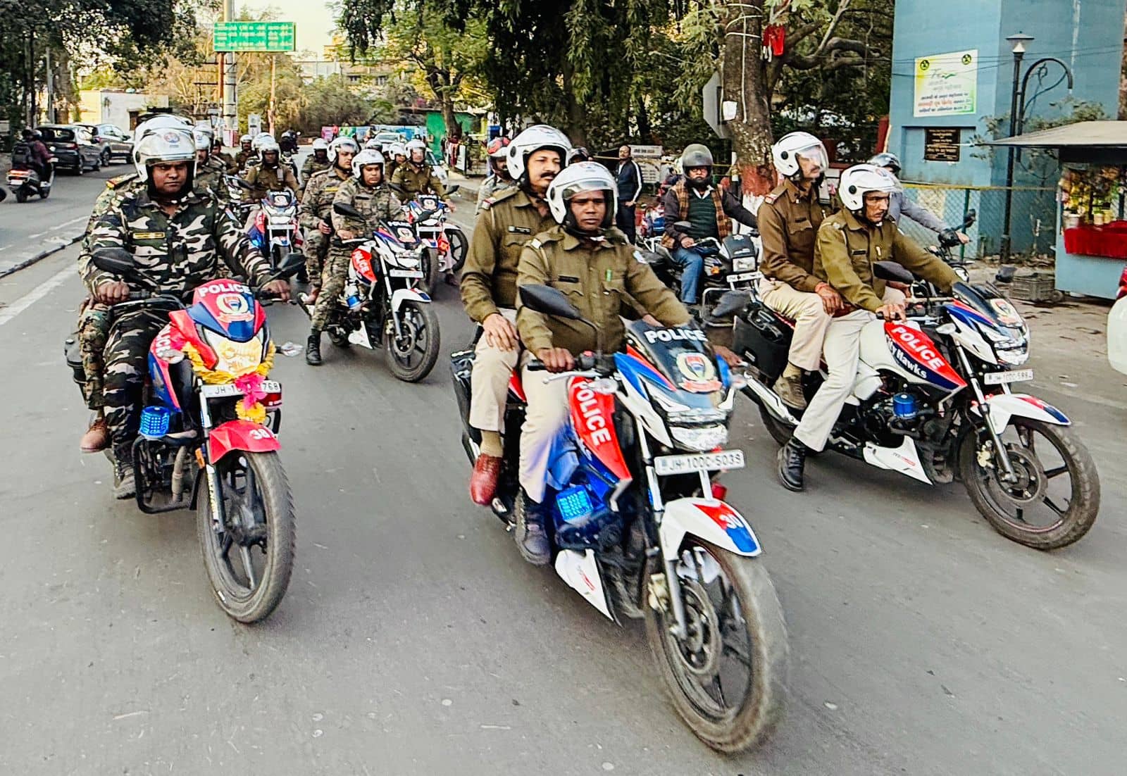 Dhanbad: अपराधियों -अड्डेबाजों को धनबाद पुलिस का कड़ा सन्देश,सडकों पर क्यों घूमी सिटी हॉक्स टीम