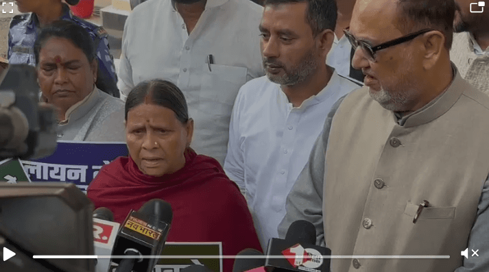बिहार विधान परिषद के बाहर विपक्ष का जोरदार प्रदर्शन,राबड़ी देवी ने कहा-बिहार में कानून व्यवस्था पूरी तरह ध्वस्त