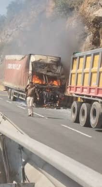 रामगढ़ घाटी में भीषण सड़क दुर्घटना, कंटेनर चालक की जलकर मौत