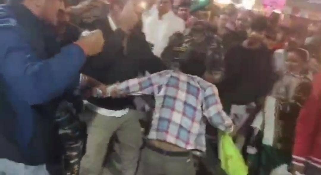 एक तरफ महा बारात, दूसरी तरफ पॉकेटमारों ने कइयों के मोबाइल पर किया हाथ साफ, देखें वीडियो