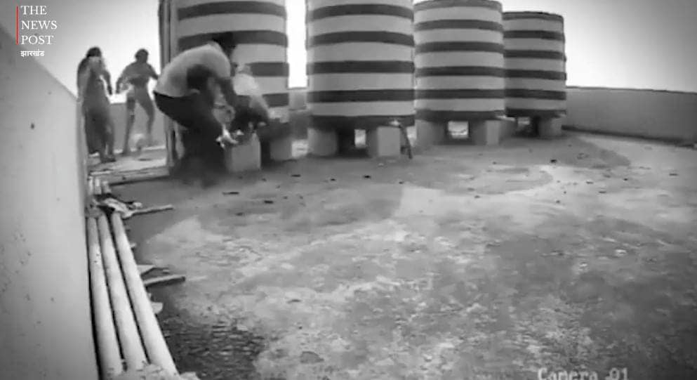 बाप रे! अपने घर की छत पर बम बना रहा था ये गैंगस्टर, तभी हो गया ब्लास्ट, देखिए VIDEO