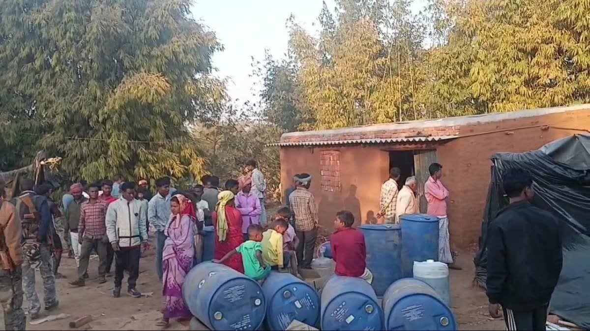 संदिग्ध हालात में शव मिलने से इलाके में मचा हड़कंप, अवैध शराब बनाने का बड़ा जखीरा बरामद