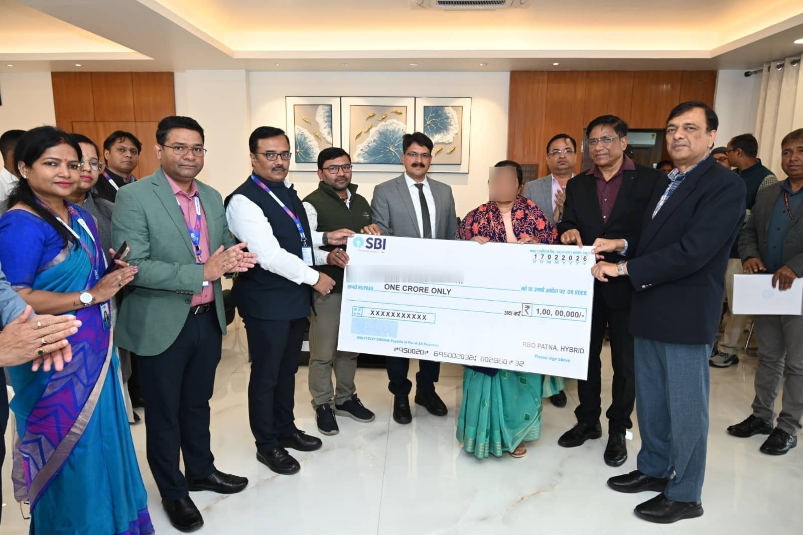 Railway News: दो रेलकर्मियों के आश्रितों को ‘‘रेलवे वेतन पैकेज‘‘ के अनुसार मिला एक-एक करोड़ का चेक!