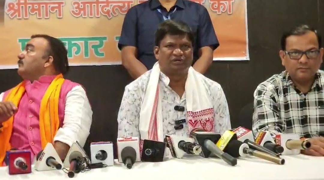 “बरसाती मेंढक के झांसे में नहीं आएंगे" सांसद ढुल्लु महतो ने संजीव सिंह पर जमकर साधा निशाना