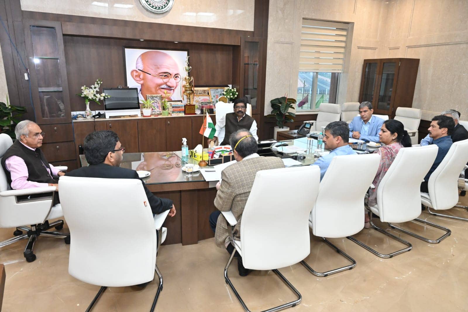 नीति आयोग की टीम रांची में , विधानसभा स्थित मुख्यमंत्री कक्ष में  सीएम हेमंत की अध्यक्षता में आयोग की हुई बैठक