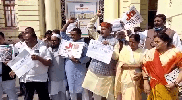 राजद विधायकों ने सदन के बाहर बैनर पोस्टर के माध्यम बेरोजगारी के मुद्दे के लेकर किया हंगामा