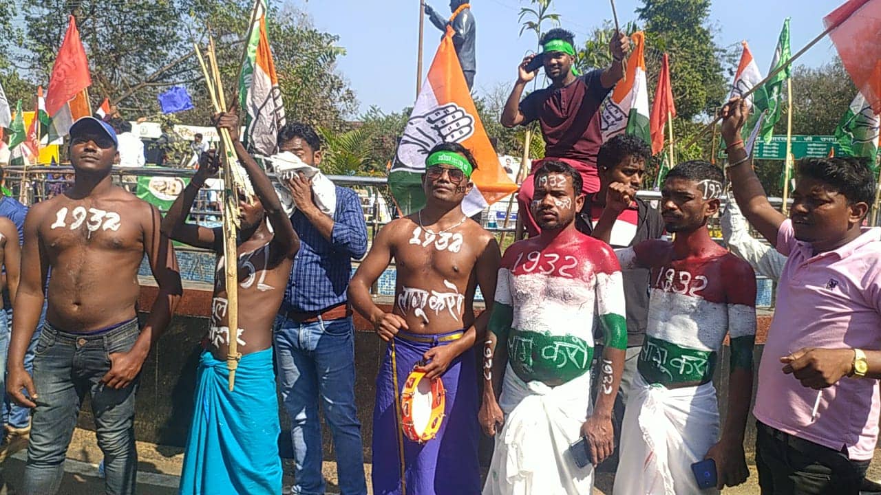 दुमका में सड़कों पर छात्र : स्थानीय और नियोजन नीति को लेकर बुलंद की आवाज