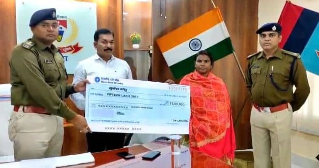 आत्मसमर्पण करने वाले दो नक्सली कमांडर की पत्नियों को पुलिस ने सौंपा चेक