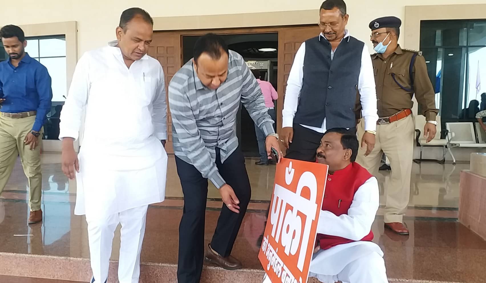 झारखंड विधानसभा बजट सत्र : धरने पर बैठे भाजपा विधायक,  पांकी को अनुमंडल बनाने की कर रहे मांग