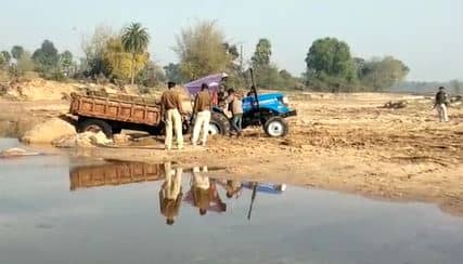 अवैध बालू लदे दो ट्रैक्टर जब्त, चालक और मजदूर भागने में हुए सफल