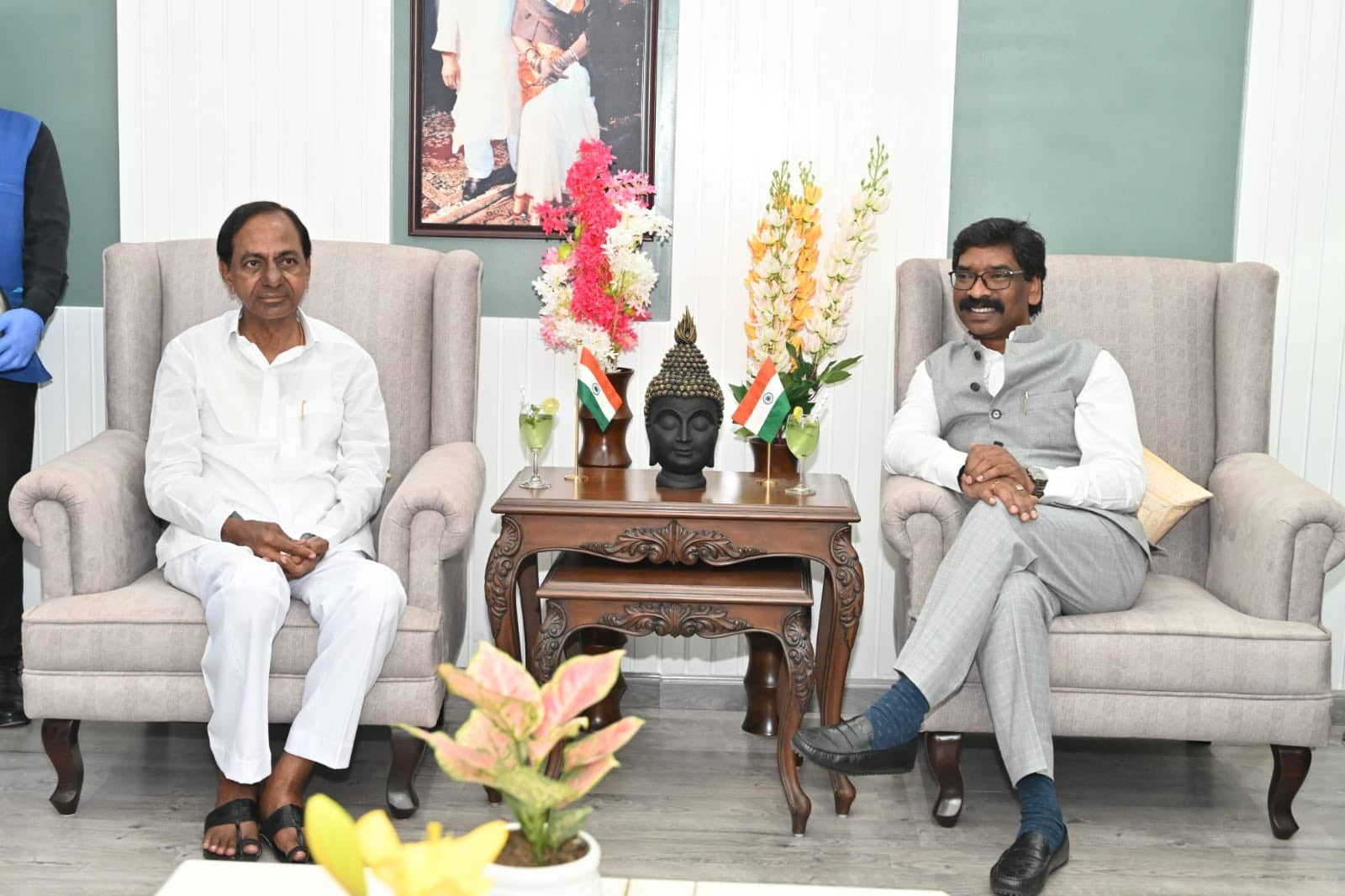 थर्ड फ्रंट बनाने के लिए  तेलंगाना के मुख्यमंत्री KCR  ने हेमंत सोरेन से की मुलाकात