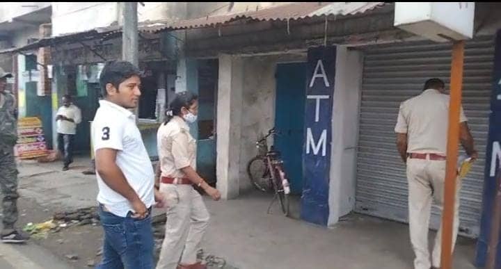 लूटने से बचा इंडिया वन का ATM, लोगों ने अपराधी को धर दबोचा