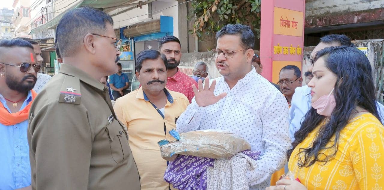 बेटी-दामाद ने भेजी थी बनारसी साड़ियां, पोस्टमैन ने बना दिया पोछा, जानिए क्या है मामला