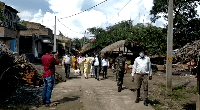 उपायुक्त वरुण रंजन और जेएसएलपीएस सीईओ नैंसी सहाय ने पाकुडिया प्रखंड का किया दौरा, समस्याओं से हुई अवगत