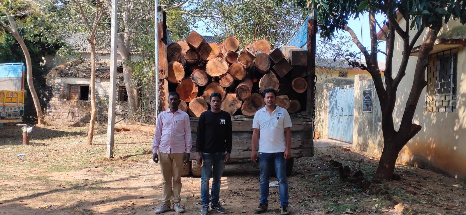 तस्करी के लिए स्टॉक किए गए लाखों रू0 कीमत की अवैैध लकड़ी जब्त