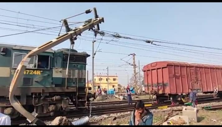 हावड़ा-नई दिल्ली रेल मार्ग में मालगाड़ी हुई बेपटरी, मरम्मति कार्य जारी