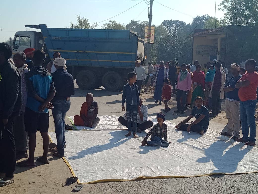 तेज़ रफ़्तार हाइवा के धक्के से महिला की मौत, सड़क जाम