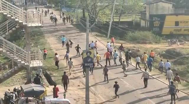 BREAKING: प्रदर्शनकारी रैयतों पर पुलिस ने किया लाठीचार्ज और फायरिंग, गुस्साए ग्रामीणों ने एनटीपीसी कार्यालय और आधा दर्जन वाहनों में लगाई आग  