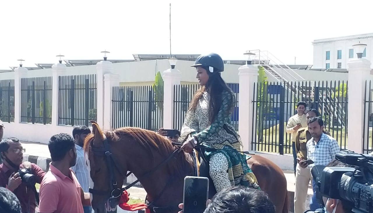 घोड़े पर सवार होकर विधानसभा पहुंची अंबा प्रसाद, लोग रह गए अवाक