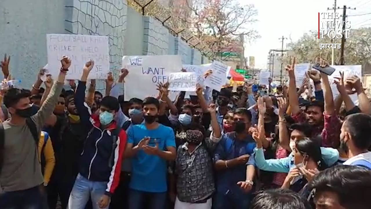 शहर के जाने माने कॉलेज के बाहर छात्रों ने काटा बवाल..यह है मामला