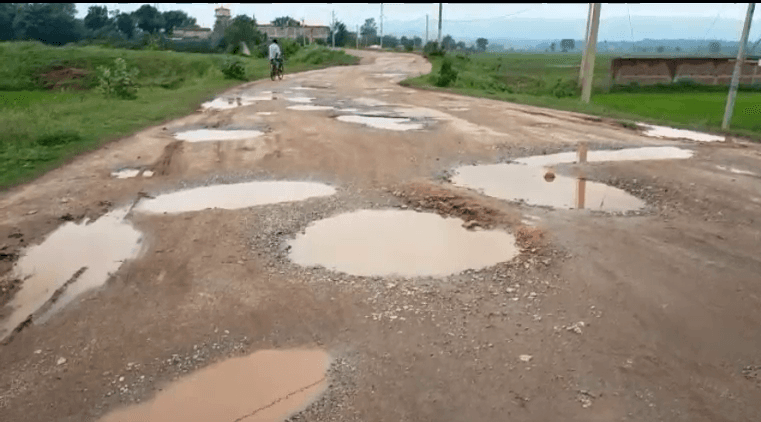 गुमला में तालाब में तब्दील हुआ  मुख्य सड़क, हर पल दुर्घटना को दे रहा आमत्रंण