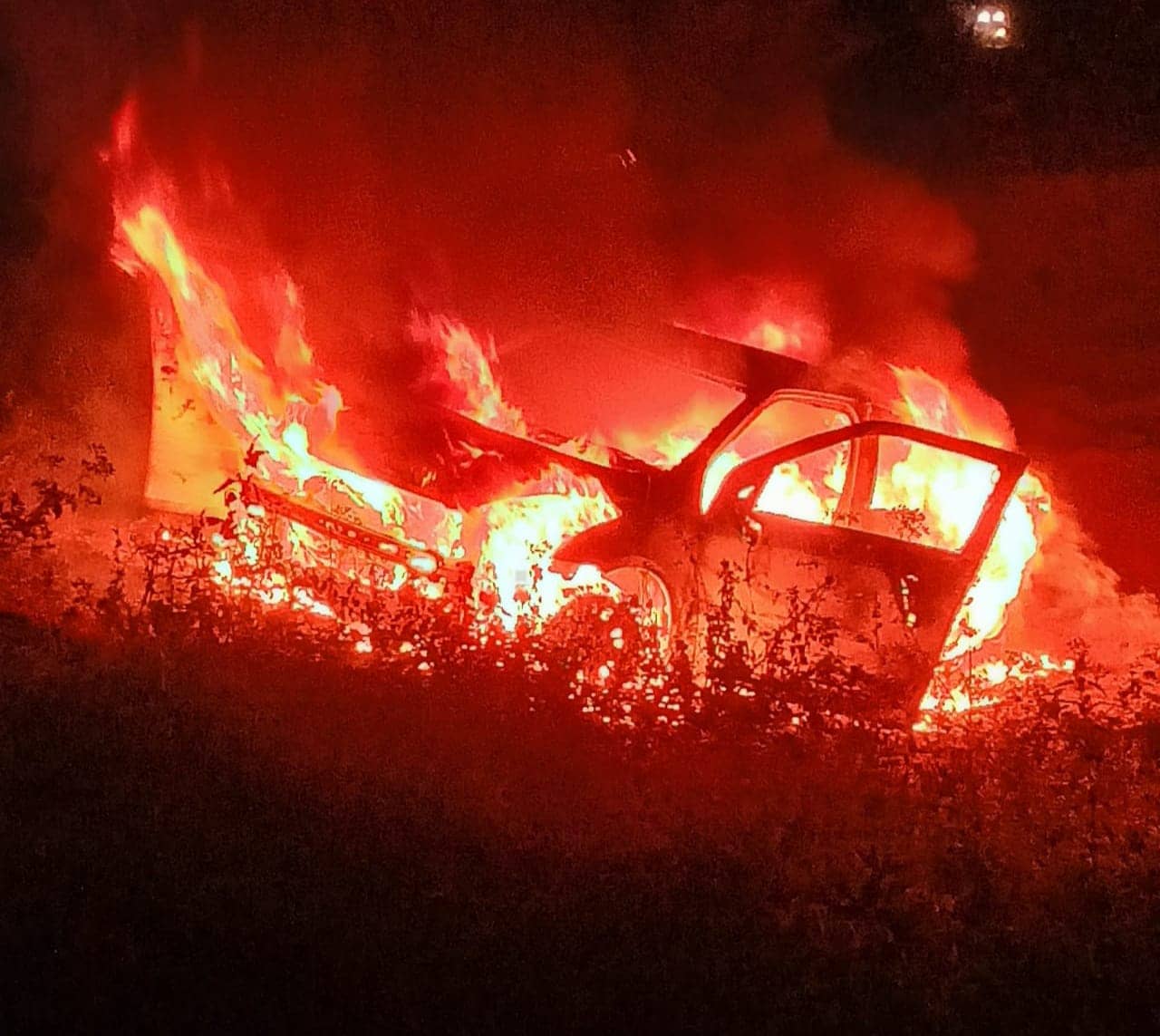 हादसा :  धनबाद में धू-धू कर जल कर खाक हो गई शराब लदी कार 