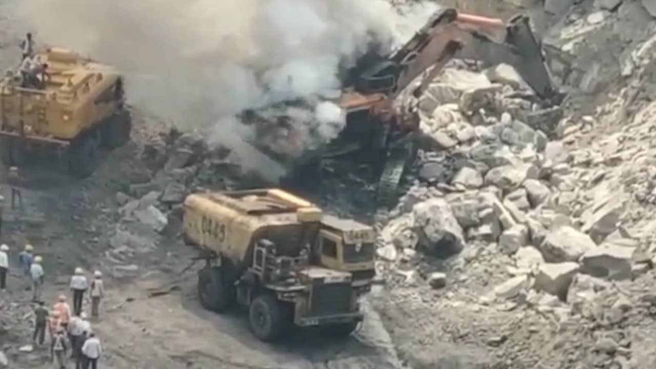 शावेल मशीन में लगी आग, चालक ने मशीन से कूदकर बचाई अपनी जान