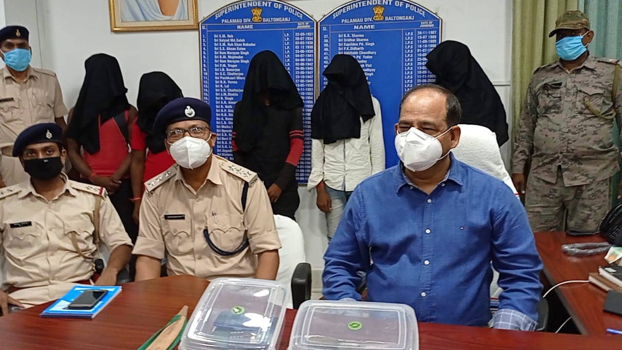 पलामू  में पांच सड़क लुटेरें गिरफ्तार,लूट की बाइक,नगदी व देशी कट्टा बरामद