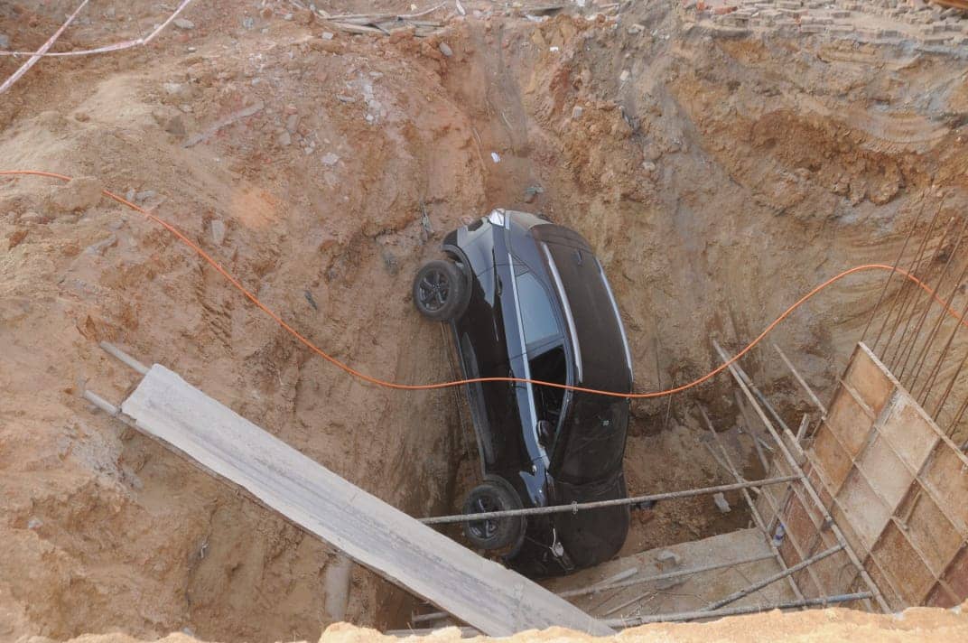 अचानक धंस गई मिट्टी, 20 फ़ीट गड्ढे में गिरी कार, चालक का यह हुआ हाल 