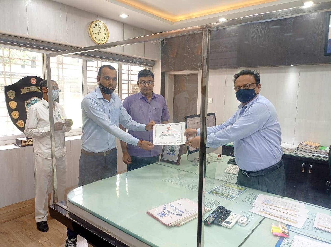 धनबाद  डीारएम  ने उत्कृष्ट कार्य करने वालें 10 रेल कर्मियों को किया पुरस्कृत