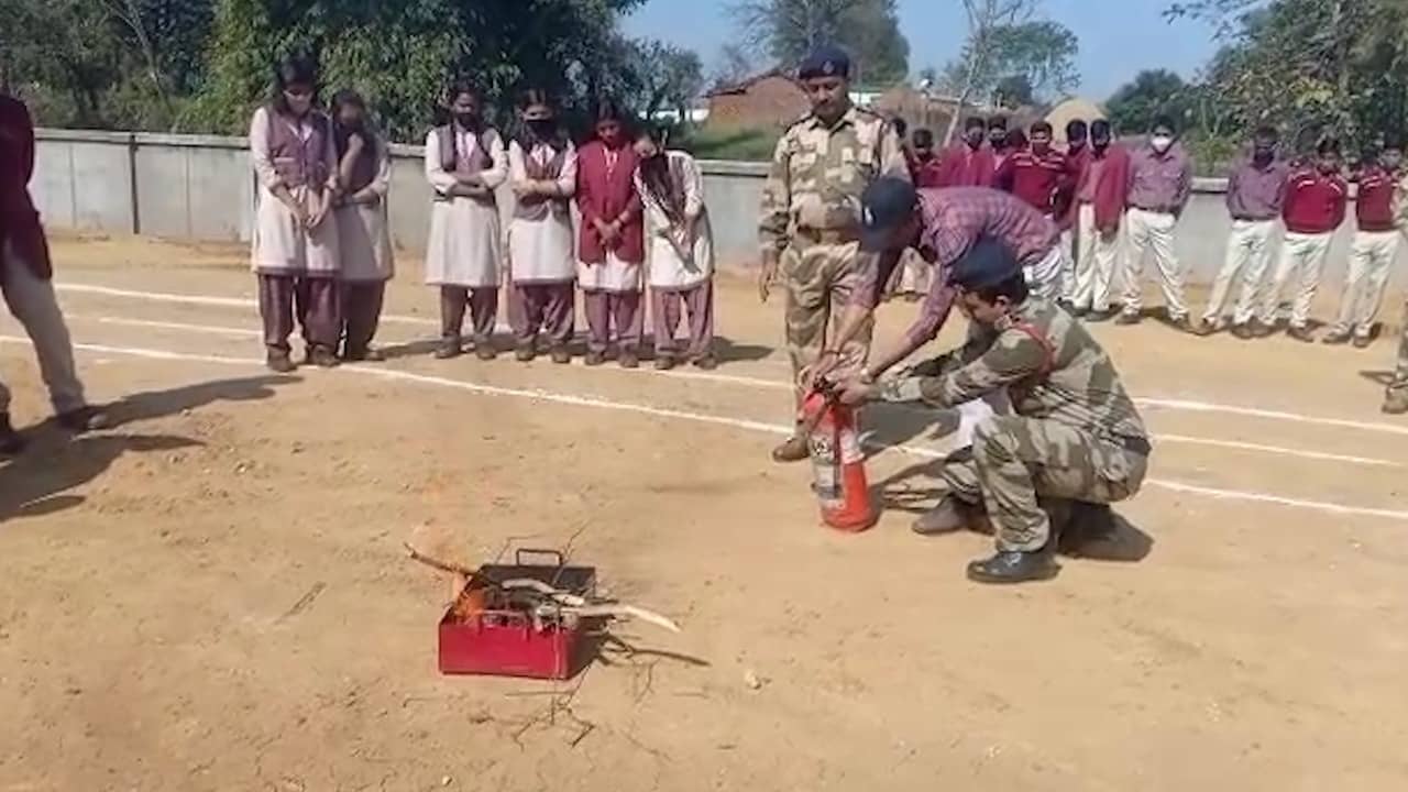 बच्चों ने जाना, युद्ध के मैदान में कैसे चलाए जाते हैं हथियार