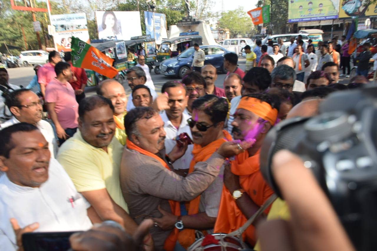 रंग उड़ा कर बोले कार्यकर्ता, यह तो ट्रेलर है, 2024 में पूरी फिल्म दिखेगी