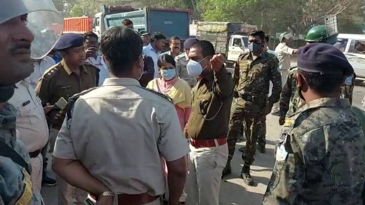 नाबालिग से दुष्कर्म के विरोध में ग्रामीणों ने किया सड़क जाम, पुलिस पर पथराव, पुलिस ने भांजी लाठियां और छोड़े आंसू गैस