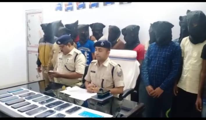 ऑन लाइन लोन लेने के चक्कर में फंसने से बचें, फर्जी लोन देने के वाले गिरोह के 15 शातिर अपराधी गिरफ्तार