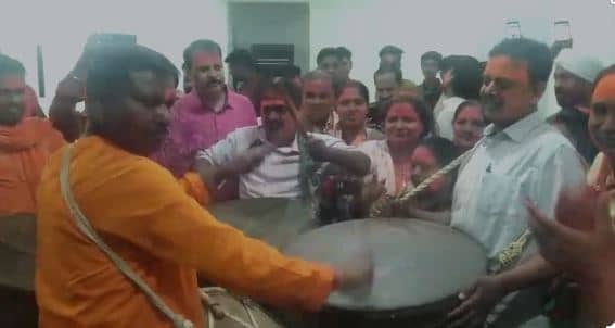 ऐसी कौन सी खुशी कि ढोल बजाते नजर आए अर्जुन मुंडा !  वीडियो हुआ वायरल