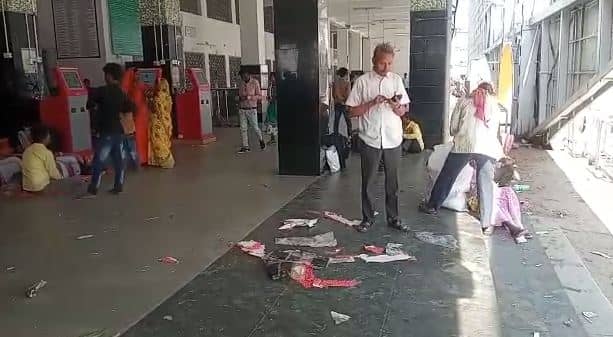 जसीडीह स्टेशन का यह हाल ! अफसरों को सदबुद्धि दो हे भोलेनाथ...