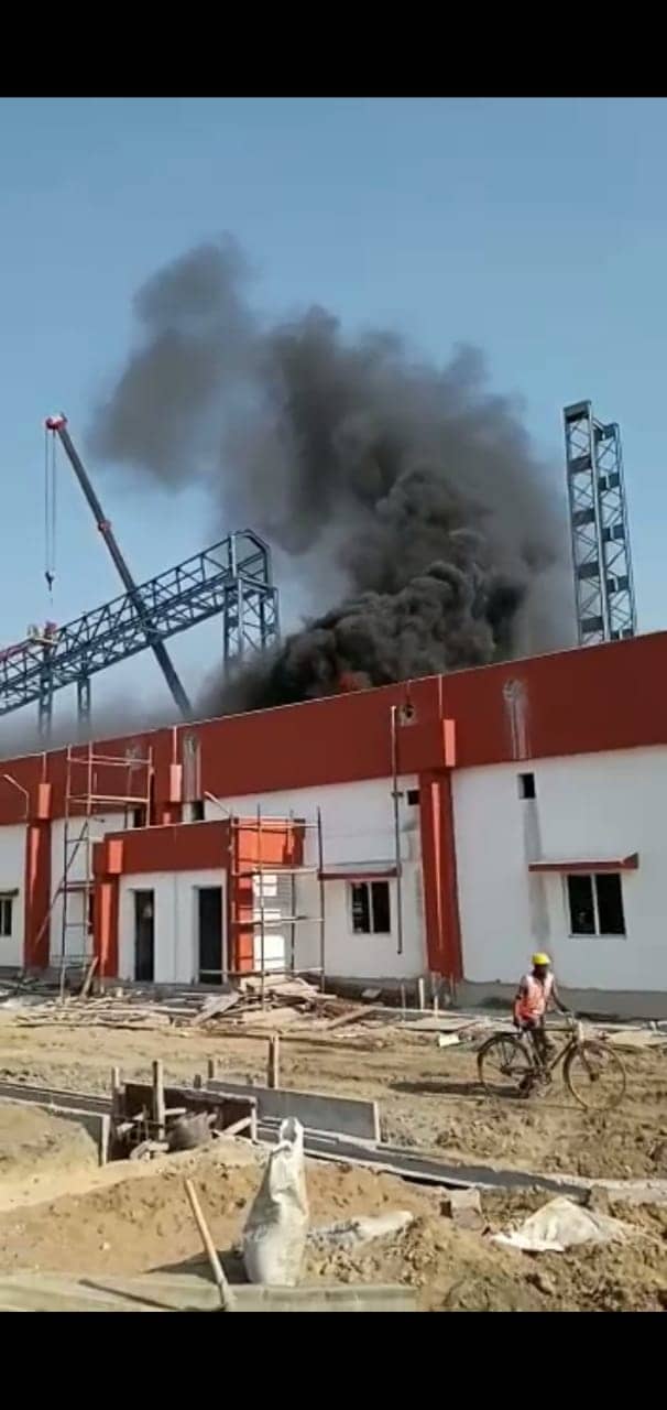 हर्ल सिंदरी के स्टोर रूम की छत पर  लगी आग भड़की,  लोगों ने बताया यह है वजह