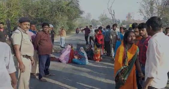 सड़क हादसे में महिला की मौत, ग्रामीणों ने किया सड़क जाम