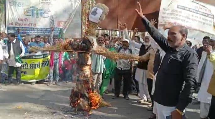 लोहरदगा : झारखंड आंदोलनकारियों ने फूंका मंत्री आलमगीर आलम का पुतला
