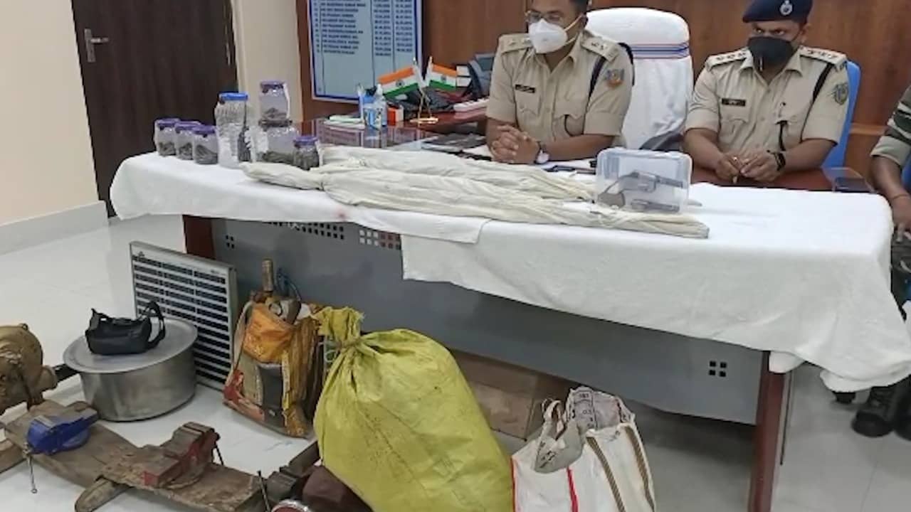 चतरा में टीएसपीसी उग्रवादियों के  ट्रेनिंग कैंप और गन फैक्ट्री पर छापा, भारी मात्रा में हथियार बनाने का सामान बरामद